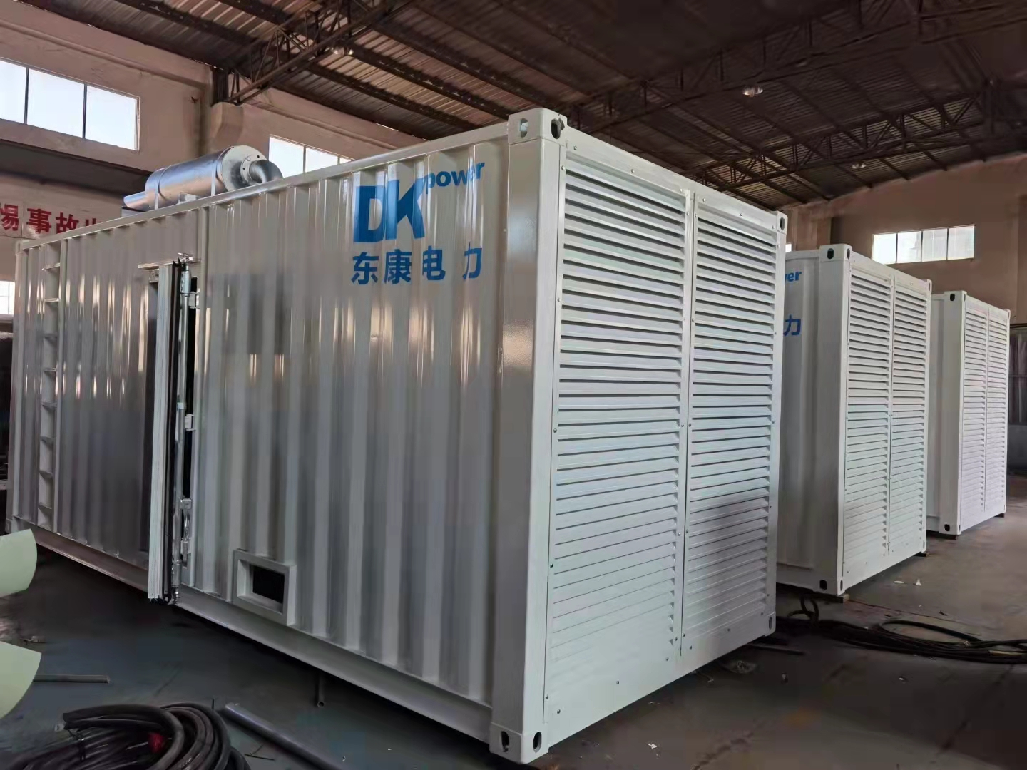 4台750KVA静音集装箱型发电机组出厂发往大鹏隔离酒店
